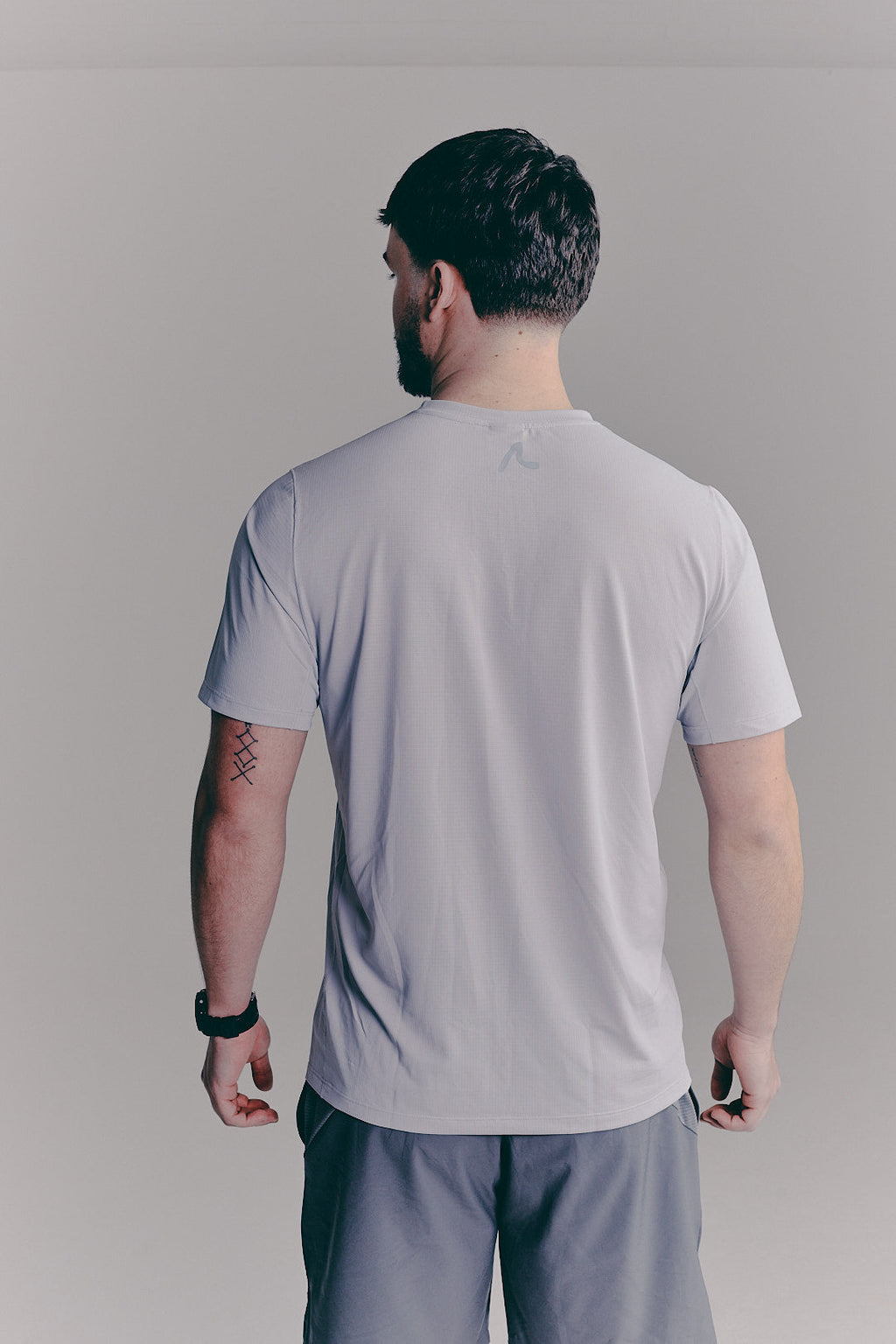 SACA Essential Tee in grey — side view worn by model